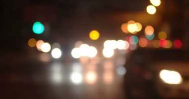 Bulanık gece şehir trafiğinin vurdu. Ufuk Taşıt araçların