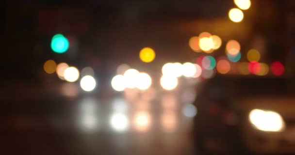 Blurry night shot of city traffic. Defocused cars of commuters — Stock Video