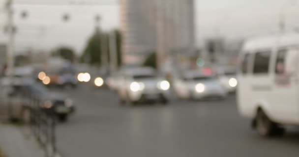 Tagsüber entschärfter Verkehr in der Stadt — Stockvideo