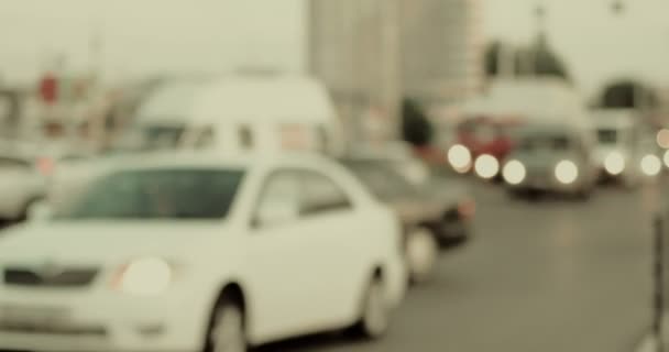 Defocused moving cars in daytime colorized shot — Stock Video