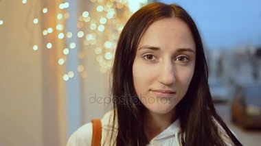 Ufuk tatil dekorasyon, önünde genç çekici kız sarı vintage renk tonu