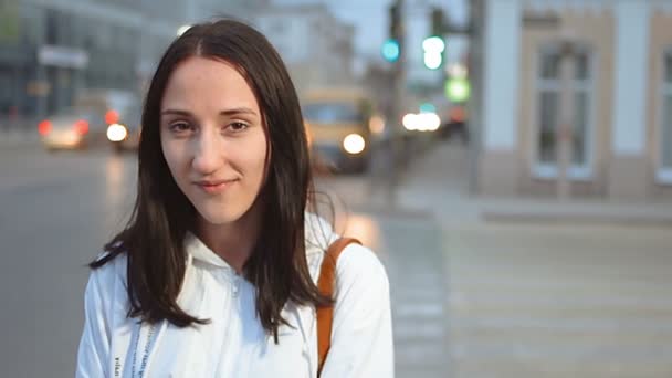 Hermosa mujer en la calle de la noche, la vida real en la ciudad — Vídeos de Stock