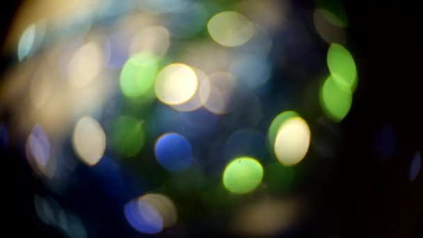 Luces desenfocadas de decoraciones navideñas. Bokeh arte de color azul y verde — Vídeo de stock