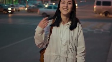 Mutlu kadın sokakta bulanık şehir trafik ışıkları gece, retro renkli önünde poz tonda