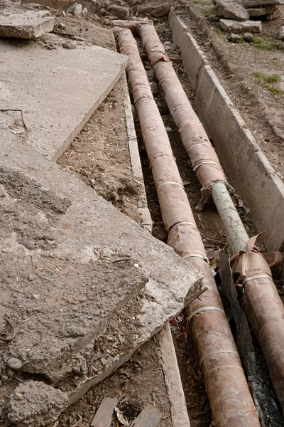 Serviço público subterrâneas e tubulação de serviços leigos no local da construção. Reparação do sistema de distribuição de água — Fotografia de Stock