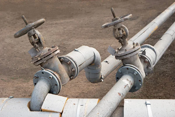 Antiguo hecho de tubos de agua caliente de acero con dos válvulas al aire libre —  Fotos de Stock
