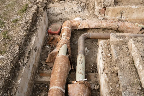 Vieux tuyaux d'eau chaude dans le fossé ouvert vue aérienne — Photo
