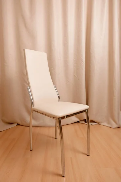 Современный стул, стоящий перед занавеской — стоковое фото