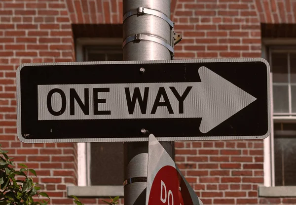 "One Way "teken op pole in Street in Boston, VS — Stockfoto