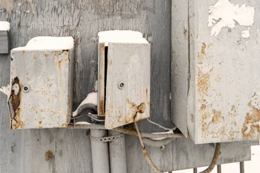 Eski terk edilmiş elektrik kutuları gri renkte boyalı