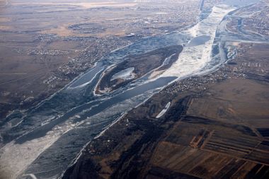 Kış zamanında donmuş nehir, havadan görünümü. Volga-nehir kenarında Astrakhan, Rusya Federasyonu