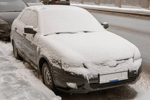 Coche en el estacionamiento cubierto de nieve, San Petersburgo Rusia — Foto de Stock