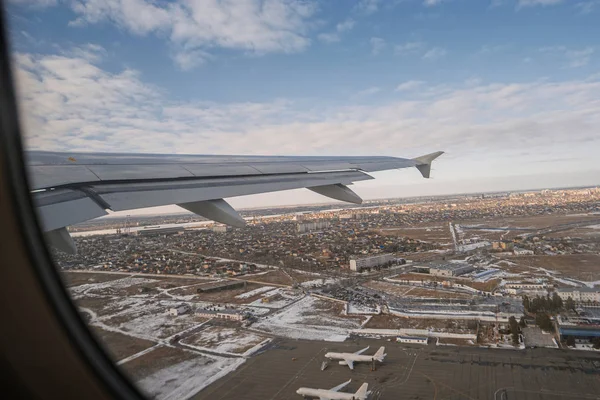 Вид з вікна літака в землі під з двома airlainers з прапор Росії на bodyes, Росія — стокове фото