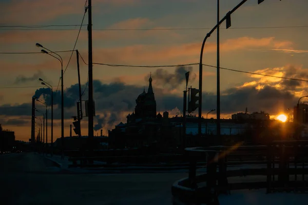 Früher morgen in st petersburg russland mit silhouette der ortodoxen kirche vor aufgang der sonne — Stockfoto