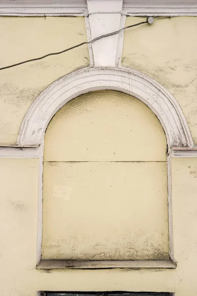 Edificio abbandonato colorato finestra ad arco dipinta di colore giallo, cornice artificiale per testo — Foto Stock