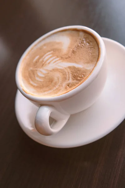 Tazza di caffè cappuccio sullo sfondo nero da tavolo con piccolo spazio per copiare — Foto Stock