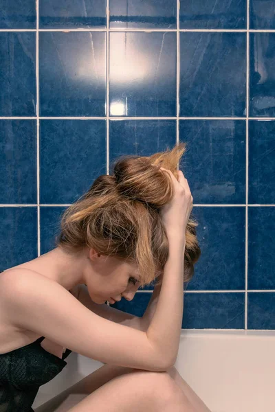 Carino donna in bagno pensando con la testa sulle mani — Foto Stock