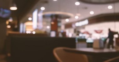 Anonim insanlar kafe penceresi. Sığ derinlik-in tarla. İnsanların görüntüleri bulanık. Vintage renk.