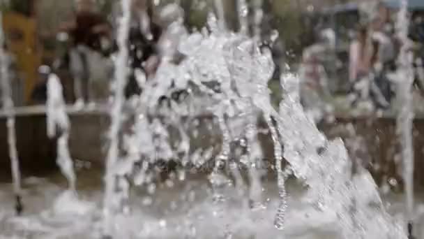 Wassertropfen und Spritzer fliegen durch die Luft. Stadtpark-Brunnen funktioniert. — Stockvideo