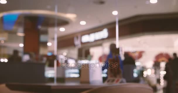 Menschen, die in Kaufhäusern einkaufen. defokussiertes unscharfes Hintergrundbild. — Stockvideo