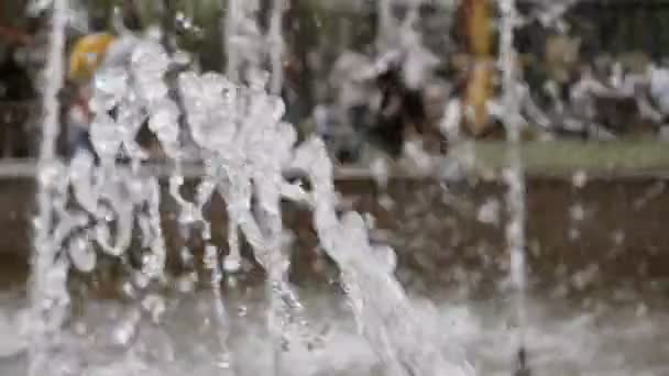 Fuente de la ciudad en cámara lenta, gotas de agua y salpicaduras vuelan en un aire . — Vídeo de stock