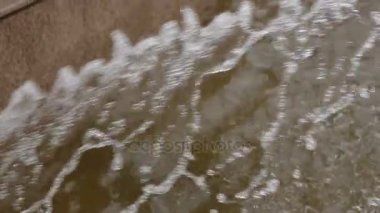 Yavaş hareket su damlaları ve sinek bir havada su sıçramalarına. Şehir Parkı çeşme çalışma. su slo mo video