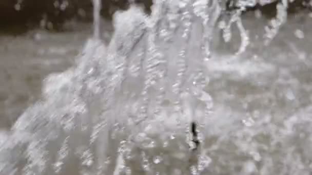 Filmagem em câmara lenta. Gotas de água em câmera lenta e salpicos voam em um ar. Fonte do parque da cidade trabalhando . — Vídeo de Stock