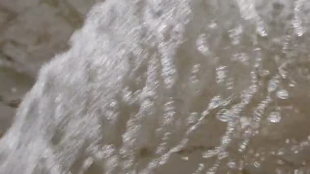 Las gotas de agua de cámara lenta y las salpicaduras vuelan en el aire. Fuente del parque de la ciudad trabajando. Agua lenta mo — Vídeo de stock