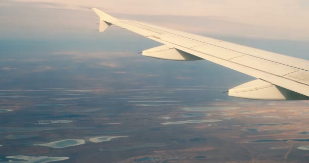 Letadlo křídlo okna sedadla pohled u jezer na zemi — Stock video