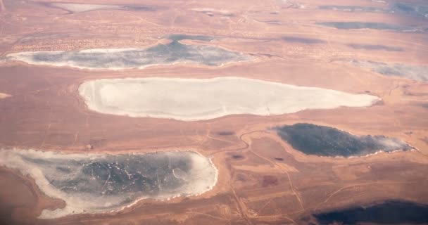 Survol de nombreux lacs gelés, images aériennes, dégradé de couleur marron — Video