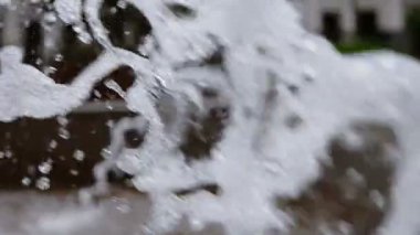 Yavaş hareket çeşme su damlaları ve sinek bir havada su sıçramalarına. Şehir Parkı çeşme çalışma.