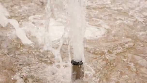Zeitlupenfontäne. Wassertropfen und Spritzer fliegen in Zeitlupe durch die Luft. Stadtpark-Brunnen funktioniert. — Stockvideo