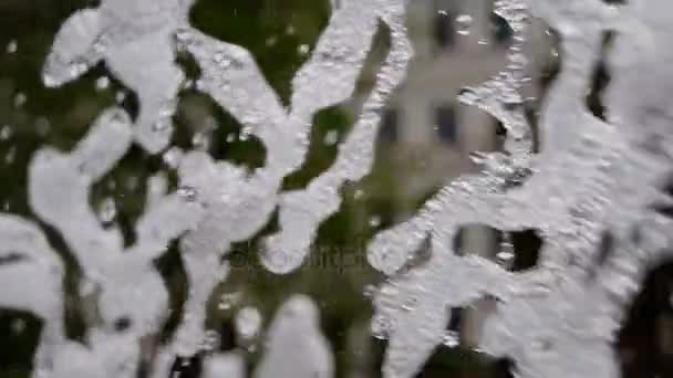 La fuente de cámara lenta gotas de agua y salpicaduras vuelan en un aire. Parque de la ciudad fuente de trabajo . — Vídeos de Stock