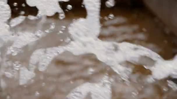 Brunnen im Park. Zeitlupenaufnahmen fliegender Wassertropfen — Stockvideo