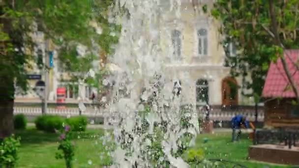 公園内の噴水。市内で水滴を飛んで通す通りスローモーション — ストック動画