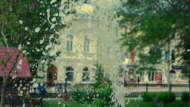 饮水机在城市公园慢动作镜头。慢动作水滴和溅飞在空气中 — 图库视频影像