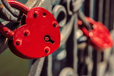 İki aşk kilitler kırmızı renk