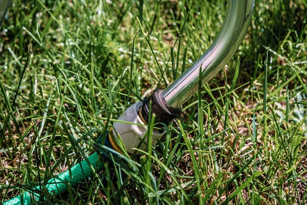 Acoplamento de tubos de plástico e metal do sistema de irrigação de jardim — Fotografia de Stock