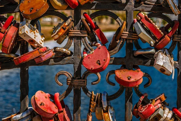 Molte serrature di amore su ponte — Foto Stock