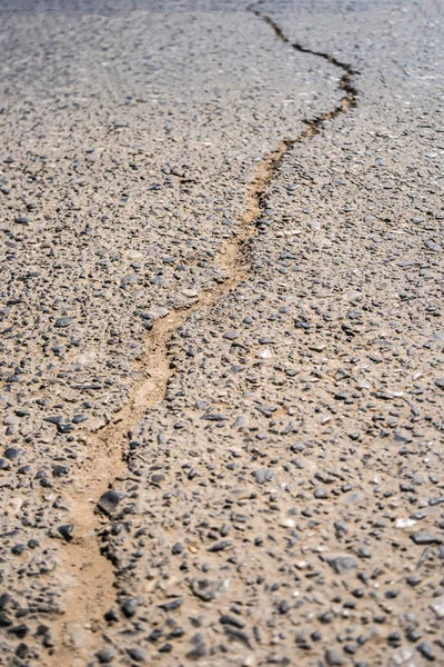 Långa asfalt spricka road, kopiera utrymme — Stockfoto