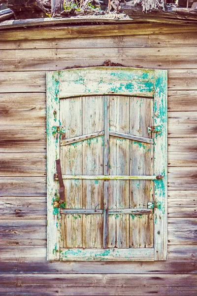 Ventana de madera envejecida de la vieja casa de tugurios rusa en Astracán —  Fotos de Stock