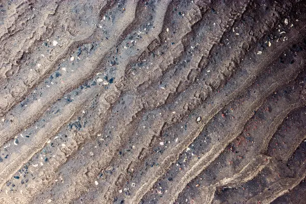Ondas de areia na estrada de asfalto depois da chuva de cima — Fotografia de Stock