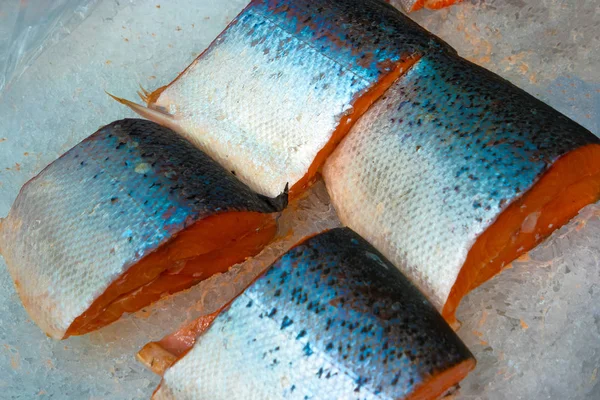 Salmón fresco sobre hielo en trozos —  Fotos de Stock