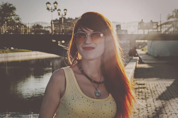 Baş ve omuzlar turuncu renk güneş gözlüğü arkadan aydınlatmalı vintage renk sınıflandırma içinde Kızıl saçlı kadın — Stok fotoğraf