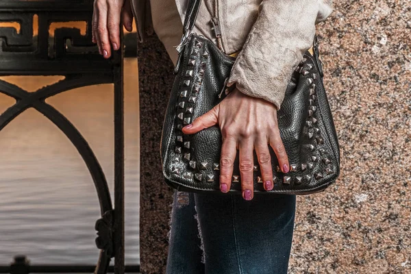 Elegante borsa alla moda primo piano — Foto Stock