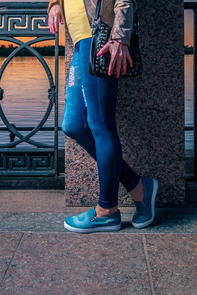 Straat mode look met jeans en zwarte lederen handtas — Stockfoto