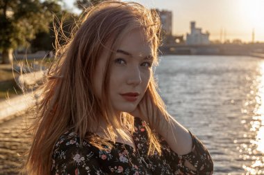 Dalgın kadın headshot, arkadan aydınlatmalı