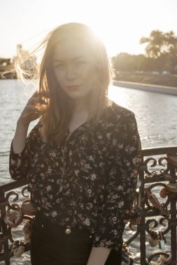 Sakin uzun saçlı kadın arkadan aydınlatmalı