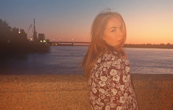 Chica de pelo largo en la noche posando en el lado del río, aspecto de bajo contraste de color vintage, sensación retro — Foto de Stock