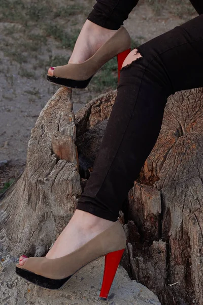 Высокие каблуки и ноги в узких черных джинсах — стоковое фото